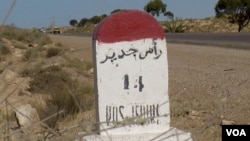 La Tunisie a fermé son poste frontalier de Ras Jedir en mars après l'attaque du groupe Etat islamique sur Ben Guerdane, 6 mars 2016. (L. Bryant / VOA)