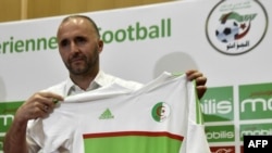Djamel Belmadi avec le maillot de l'Algérie lors d'une conférence de presse à Sidi Moussa, Algérie, le 18 août 2018.