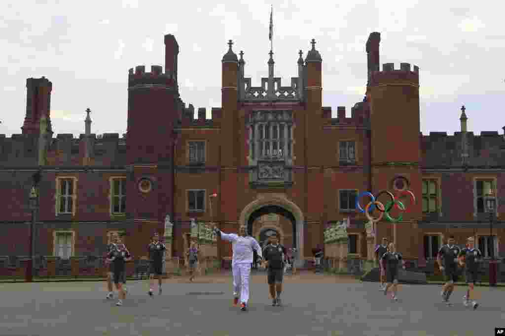 Election workers count legislative ballots after the close of voting, at a polling station in Conakry, Guinea, Sept. 28, 2013. 
