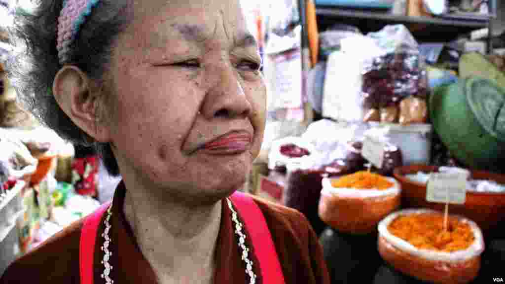 Nida Khajonrungruang, a purveyor of hot sauces in the Si Racha central food market, opines that the American sauce bearing the city's name is spicier and saltier than the local varieties. (Z. Aung/VOA)