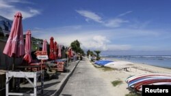 Pantai Pandawa terlihat ditutup di tengah penyebaran COVID-19 di Kuta Selatan, Bali, 23 Maret 2020. (Foto: REUTERS/Johannes P. Christo)