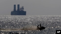 یک نیروگاه شناور در ساحل در الجیه، جنوب بیروت، لبنان (آرشیو)