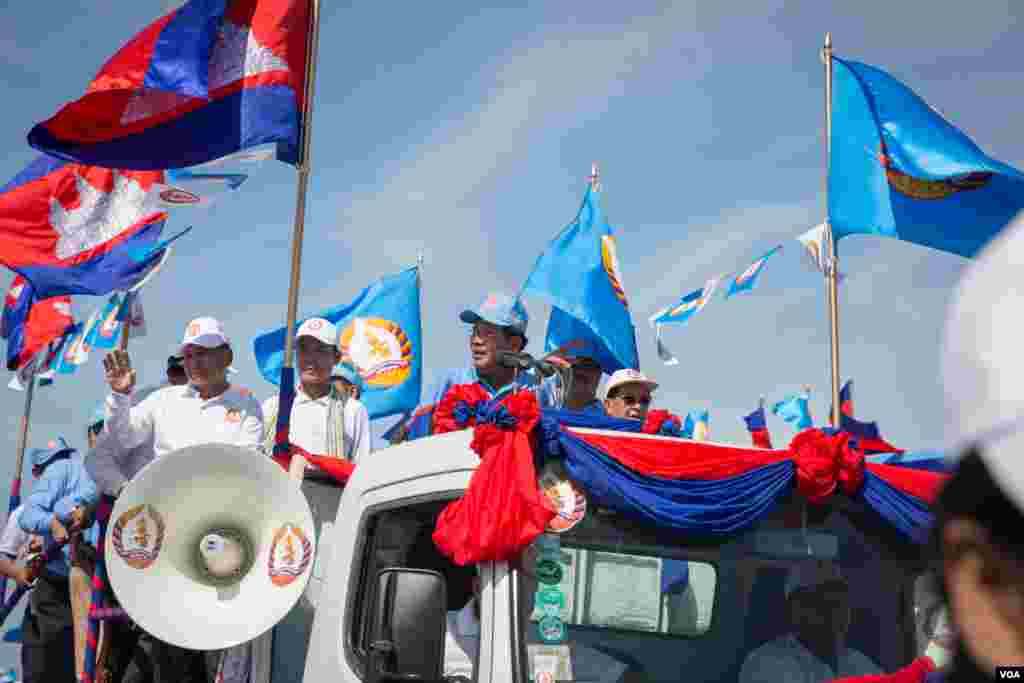 មេដឹកនាំគណបក្សលោកនាយករដ្ឋមន្រ្តីហ៊ុន សែន ក្នុងការដង្ហែក្បួនឃោសនាបោះឆ្នោតធំរបស់គណបក្សប្រជាជនថ្ងៃចុងក្រោយកាលពីព្រឹកថ្ងៃទី០២ ខែមិថុនា ២០១៧។​ (ខាន់ សុគុំមនោ/VOA)