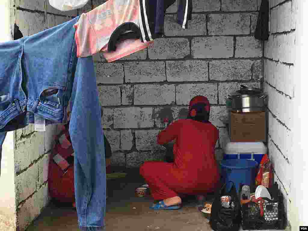 Iraqi women in a makeshift kitchen in a camp for refugees fleeing IS control outside Makhmour, Iraq, April 11, 2016. (S. Behn/VOA)