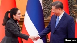 থাইল্যান্ডের প্রধানমন্ত্রী প্যাতংটার্ন সিনাওয়াত্রা (বাঁয়ে) চীনের প্রেসিডেন্ট শি জিনপিং-এর সঙ্গে চীনের রাজধানী বেইজিংয়ে দেখা করেন (৬ ফেব্রুয়ারি, ২০২৫)