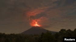 Una erupción del volcán Popocatépetl vista desde San Nicolás de los Ranchos, en el estado de Puebla, México, el 23 de mayo de 2023.