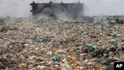 An apartment is engulfed by toxic smoke from burning trash at Dandora waste site, one of Africa's biggest garbage dumps, in Nairobi, Kenya (Oct. 5, 2007 file photo) 