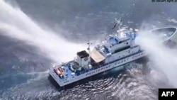 Kapal Garda Pantai Filipina BRP Bagacay dilaporkan terkena semprotan air dari kapal Garda Pantai China di perairan dekat Scarborough yang diklaim China. (Foto: via AFP)
