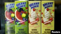 ARCHIVO: Paquetes de líquidos con sabor para cigarrillos electrónicos en una tienda en la ciudad de Nueva York, EE. UU., 1 de mayo de 2018.