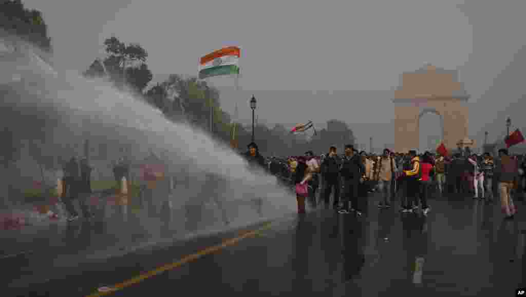 Indian police use water cannons to push back protesters during a demonstration near the India Gate against the gang rape and brutal beating of a 23-year-old student on a bus last week, in New Delhi, India, December 23, 2012. 