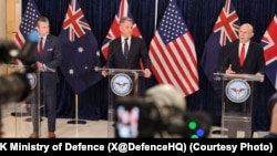美国战争部长皮特·海格塞斯与英国国防大臣约翰·希利、澳大利亚副总理兼国防部长理查德·马尔斯在华盛顿共同发表讲话。(2025年12月10日，照片来源：英国国防部)
