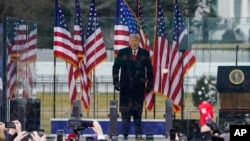 រូបឯកសារ៖ លោកប្រធានាធិបតី Donald Trump ឈរលើវេទិកាក្នុងការប្រមូលផ្តុំអ្នកគាំទ្រលោក ដែលធ្វើបាតុកម្មប្រឆាំងនឹងលទ្ធផលនៃការបោះឆ្នោតប្រធានាធិបតីសហរដ្ឋអាមេរិក នៅរដ្ឋធានីវ៉ាស៊ីនតោន ថ្ងៃទី៦ ខែមករា ឆ្នាំ២០២១។