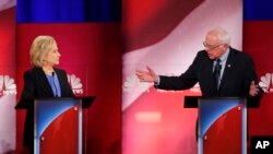 هیلاری کلینتون (چپ) و برنی سندرز، دو داوطلب پیشتاز نامزدی انتخابات ریاست جمهوری ۲۰۱۶ از حزب دموکرات - ۲۷ دی ۱۳۹۴ 