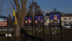 Спомениците на паднатите војници се наредени на главниот плоштад во Макив, еден од бројните помали градови во Украина што е речиси испразнет. (Screenshot)