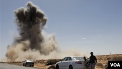 Pertempuran terus berlangsung untuk memperebutkan Ras Lanuf, sebuah kota minyak yang penting di Libya.