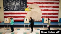 ពលរដ្ឋ​អាមេរិកាំង បោះឆ្នោត​នៅ​មណ្ឌល​បោះឆ្នោត​នៅ​សាលា​បឋមសិក្សា Robious នៅក្នុង​រដ្ឋ Virginia កាលពី​ថ្ងៃអង្គារទី៣ ខែវិច្ឆិកា ឆ្នាំ២០២០។