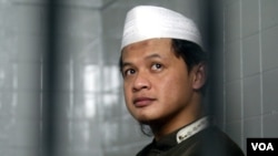 Abdullah Sunata membaca Al-Quran di selnya di gedung Pengadilan Negeri Jakarta Timur sebelum memulai sidangnya, 29 Desember 2010.