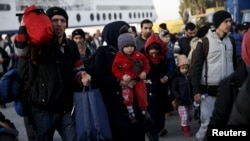 Réfugiés et migrants débarquent au port du Pirée près d'Athènes , en Grèce, le 23 février 2016 .