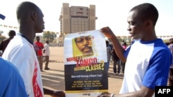 Archives - Des manifestants tenant une affiche pour la justice pour Norbert Zongo à la place de la Révolution à Ouagadougou, Burkina Faso. 