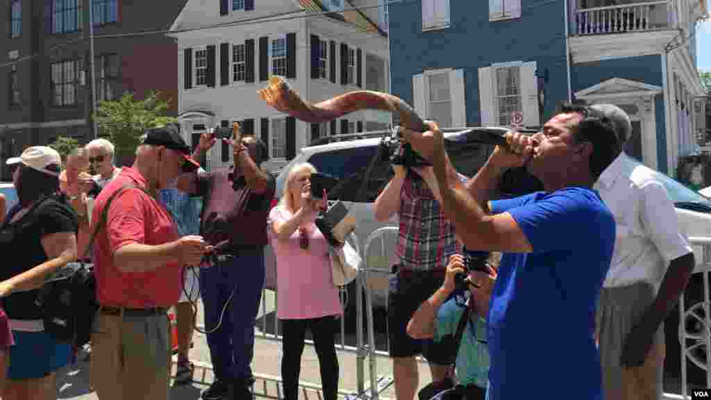 Angelo Delvekio blows a Shofar outside Emanuel AME Church, Charleston, June 20, 2015. (Amanda Scott/VOA)