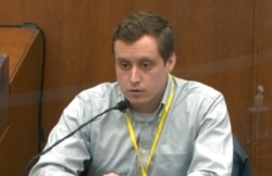 En esta imagen tomada de video, el doctor Bradford Langenfeld, que confirmó la muerte de George Floyd el 25 de mayo de 2020, testifica en el Condado Hennepin, el 5 de abril de 2021, en el juicio al expolicía de Minneapolis, Derek Chauvin.