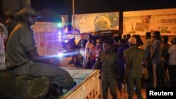 Pendukung junta Niger ikut serta dalam demonstrasi di dekat pangkalan udara di Niamey, Niger, 5 Agustus 2023. (Foto: REUTERS/Mahamadou Hamidou)