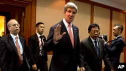 Menlu AS John Kerry melambaikan tangan setibanya di International Conference Center, tempat berlangsungnya pertemuan tingkat menteri AS-ASEAN di Bandar Seri Begawan, Brunei (1/7).