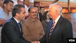 Bill Marriott (kanan) mengatakan, keberhasilan bisnis hotelnya dilandaskan pada prinsip sederhana "pelihara hubungan baik dengan pegawai, sehingga mereka akan menjaga hubungan baik dengan pelanggan hotel."