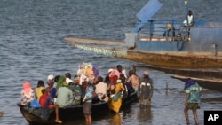 Des habitants fuient Ségou à bord d'un bateau sur la rivière du Niger, au centre du Mali, le 15 janvier 2013. (Photo d'illustration)