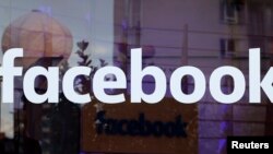 Logo Facebook dalam tur media di Berlin, Jerman, Februari 2016.