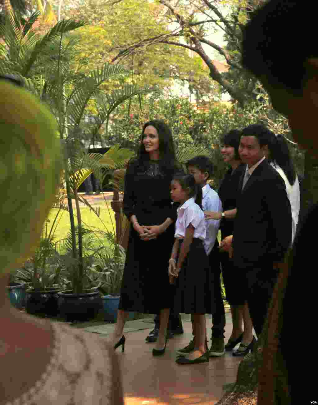 Actress and filmmaker Angelina Jolie (left) joint by two young actors and Loung Ung at the press conference about &quot;First They Killed My Father&quot; film in Siem Reap, Cambodia, February 18, 2017. (Kann Vicheika/VOA Khmer)&nbsp;