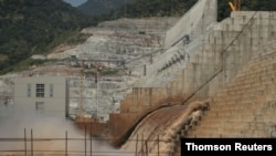 L'eau coule à travers le barrage du Grand Renaissance en Éthiopie alors que continuent des travaux de construction sur le Nil à Guba Woreda