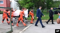 Претходно, новинската агенција ТАСР објави дека Фицо е повреден во стомак при пукање по владин состанок