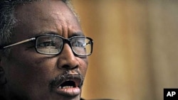 Abdurahman Mohamed Farole, president of Somalia's northern breakaway state of Puntland speaks in Apr 2009 at a press conference in Nairobi (file photo)