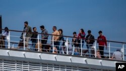 Los pasajeros son fotografiados en el crucero MSC Armony, atracado en el puerto de Barcelona, España, el miércoles 3 de abril de 2024.
