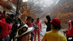 Một nhóm khách du lịch đến thăm núi Kim Cương, Bắc Triều Tiên. 