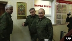 ปธน.วลาดิเมียร์ ปูติน เยี่ยมศูนย์บัญชาการทหารที่รับผิดชอบการโจมตีโต้กลับยูเครนที่ยึดพื้นที่บางส่วนของแคว้นเคิร์สก์ เมื่อ 12 มี.ค. 2568 (ภาพจากเครมลิน ผ่านมาทาง AFP)