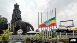 Vue de la place devant le théâtre national d'Éthiopie où le drapeau national est à moitié abaissé alors que la nation pleure à Addis-Abeba, le 24 juin 2019.