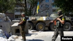 Ukrainian servicemen guard a checkpoint outside Donetsk, Aug. 15, 2014.