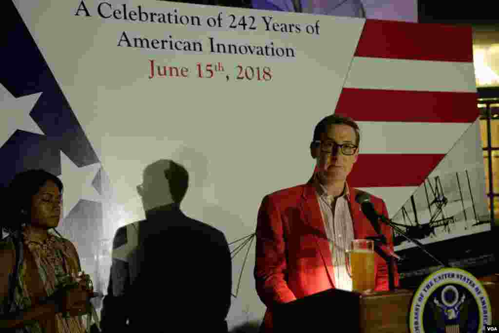 លោក​ Michael Newbill ឯកអគ្គរដ្ឋ​ទូត​សហរដ្ឋ​អាមេរិក​ស្តី​ទី ​ថ្លែង​ទៅកាន់​ភ្ញៀវ​កិត្តិយសក្នុង​ការ​ប្រារព្ធ​បុណ្យ​ឯករាជ្យ​ជាតិ​របស់​អាមេរិក​ដោយ​ស្ថានទូត​សហរដ្ឋ​អាមេរិក​ក្នុង​រាជធានី​ភ្នំពេញ​ ប្រទេស​កម្ពុជា​កាលពី​ថ្ងៃទី​ ១៥ មិថុនា ឆ្នាំ ២០១៨។(នៅ វណា្ណរិន/VOA