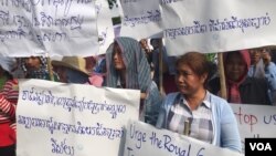 Workers held banners at a rally on International Labor Day on May 1, 2018, in Phnom Penh, Cambodia, calling for an end of discrimination toward labor unions and to support a minimum wage for all sectors. (Hul Reaksmey/VOA Khmer)
