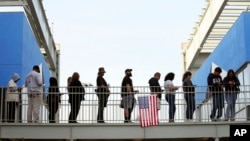 Русија неубедливо ги негира лажните закани со бомби, сигнализирајќи задоволство од проектираната победа на Трамп.