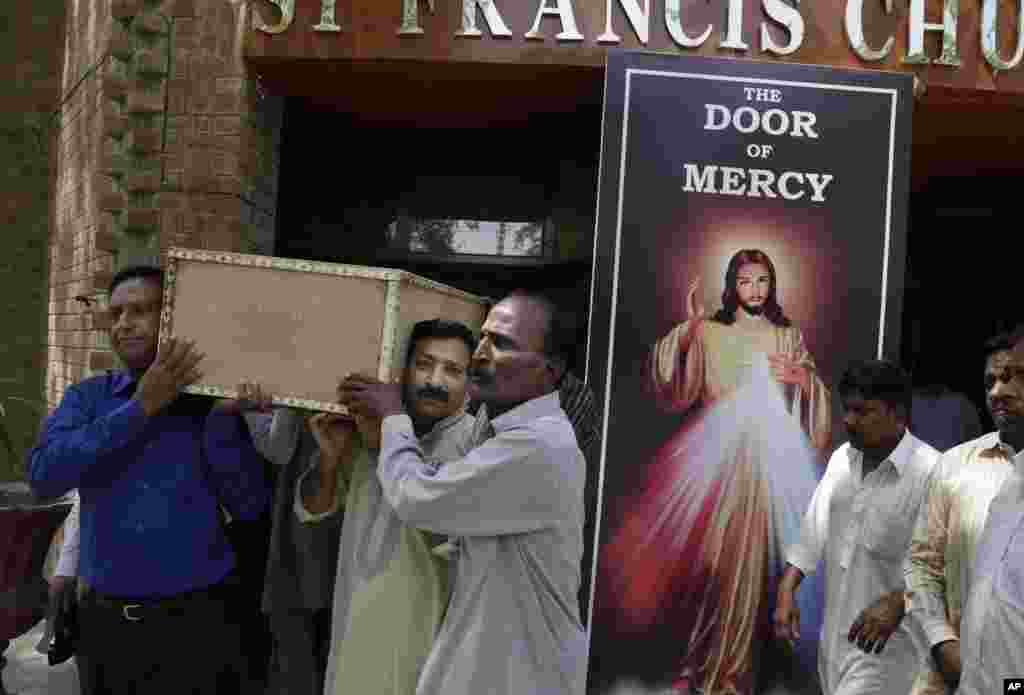 People carry the coffin of Sahil Pervez who was killed in a bomb attack in Lahore, Pakistan, March 28, 2016. 