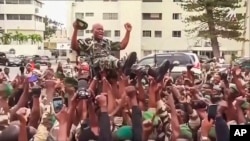 Para tentara mengangkat Jenderal Brice Clothaire Oligui Nguema tinggi-tinggi pasca kudeta militer di Libreville, Gabon, Rabu 30 Agustus 2023.