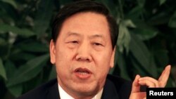 中国前央行行长戴相龙 （2002年3月资料照片）