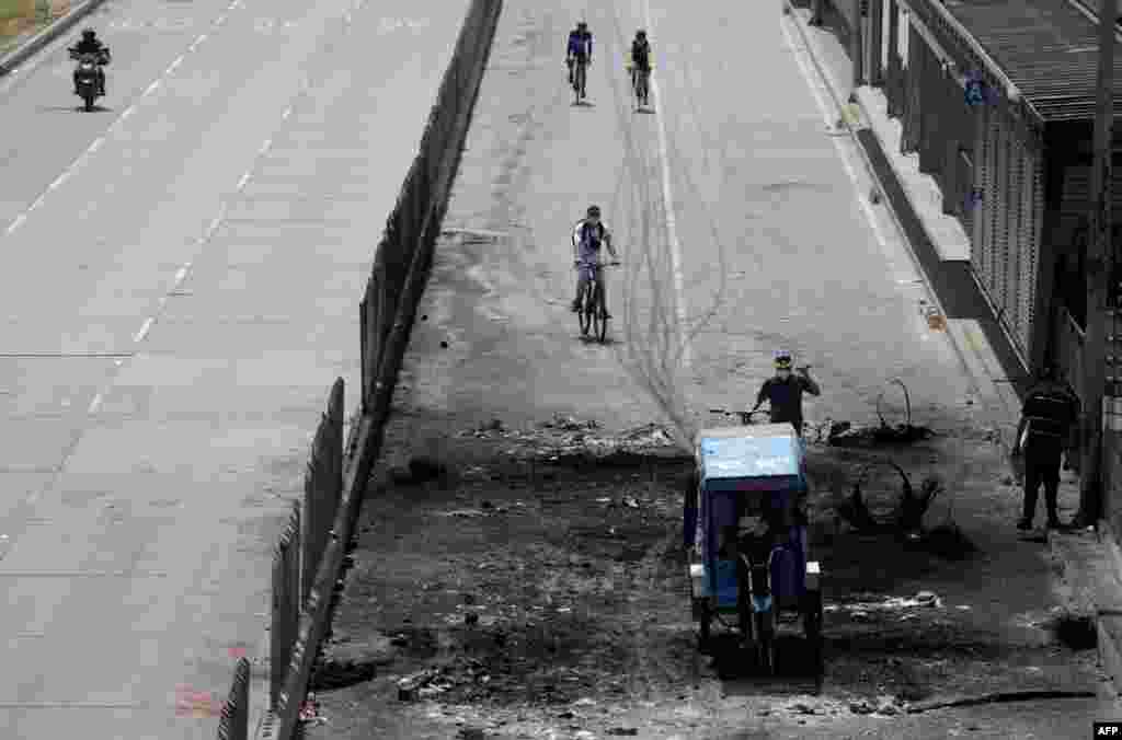 A 21 días del paro, la Alcaldía de Bogotá dijo que reconstruir el sistema de transporte público Transmilenio costaría alrededor de 20.000 millones de pesos (Un poco más de 5 millones de dólares) y tardaría hasta seis meses.