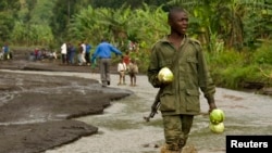 Un soldat des forces armées congolaises marche sur une route inondée à Sake, dans l'est de la RDC, le 3 décembre 2008.
