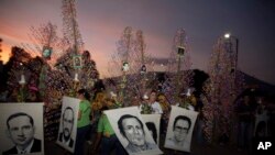 Fieles sostienen pancartas que representan a seis sacerdotes jesuitas masacrados en 1989, durante un acto para conmemorar el 19 aniversario de su muerte celebrado en San Salvador, el 15 de noviembre de 2008.