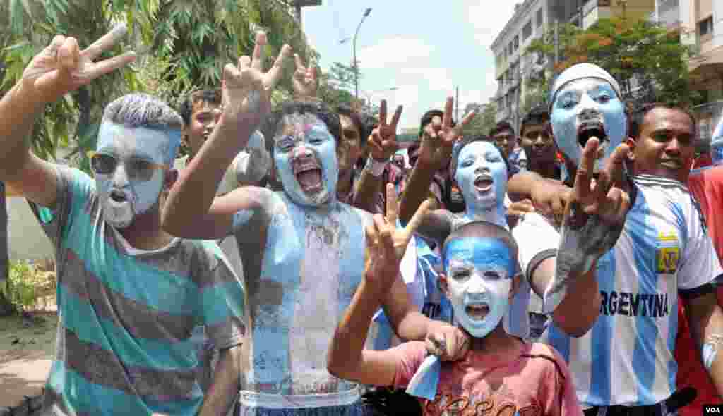 Young boys paint the flag of Argentina on their faces and bodies ahead of the World Cup games, Bangladesh, June 8, 2014.&nbsp; (VOA)