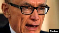 Australian Foreign Minister Bob Carr is seen in a December 17, 2012, file photo.